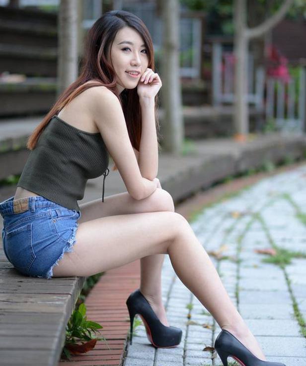 床上的裸足约会未剪辑